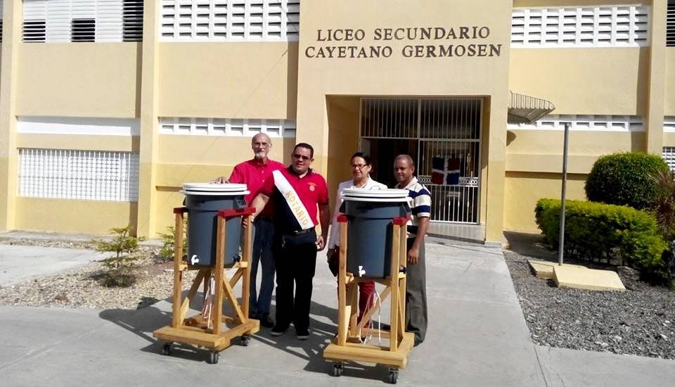 Clubes Rotario de Michigan dona filtros de agua a liceo Cayetano Germosen